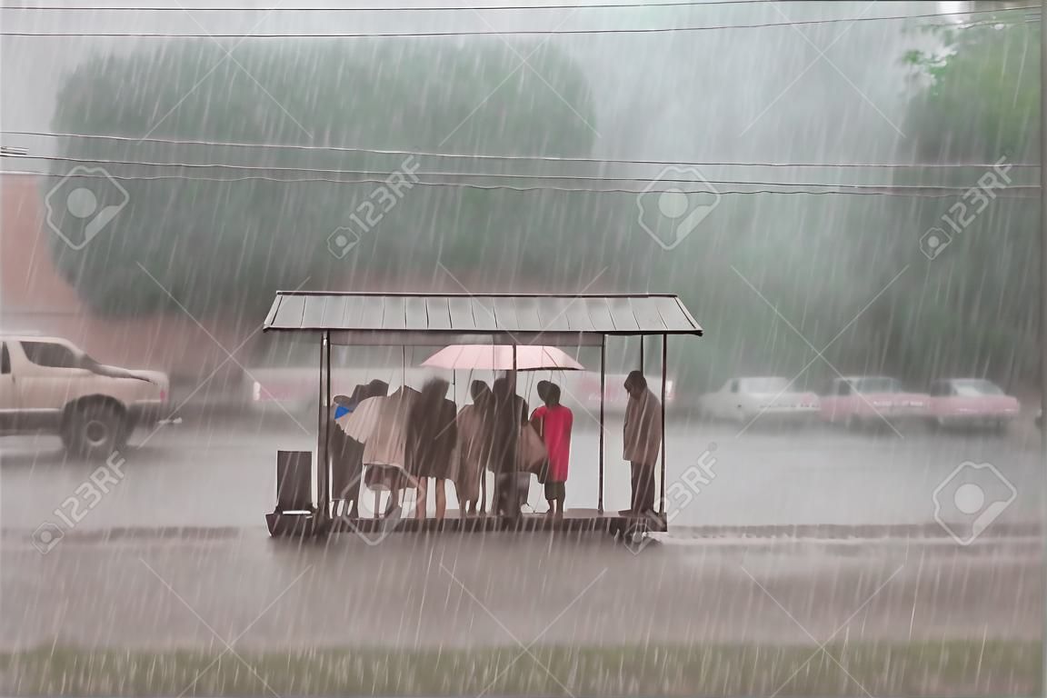 在城市的一站，很多人都在躲避大雨。