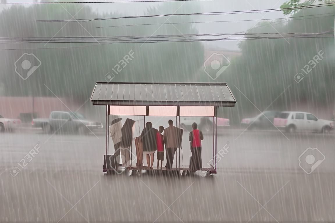 Folla di persone si nascondono dalle forti piogge durante una sosta in città