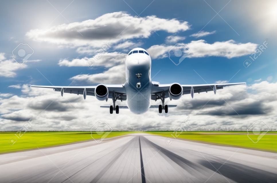 Movimento di velocità di atterraggio di partenza di volo degli aerei dell'aeroplano su una pista nel bel tempo con il giorno del cielo dei cumuli