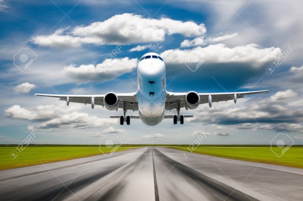 Flugzeug Flugzeug fliegen Abfahrt Geschwindigkeit Geschwindigkeit Bewegung auf einer Landebahn in der guten Wetter mit Cumuluswolken Himmel