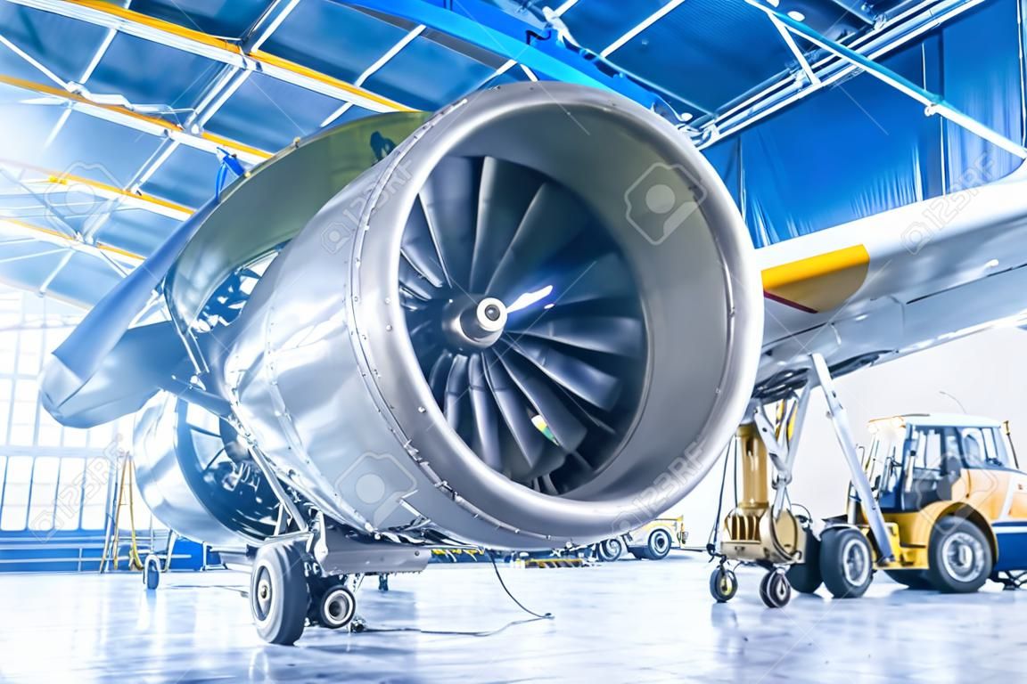 Vista de tema industrial. Reparación y mantenimiento del motor de la aeronave en el ala de la aeronave.