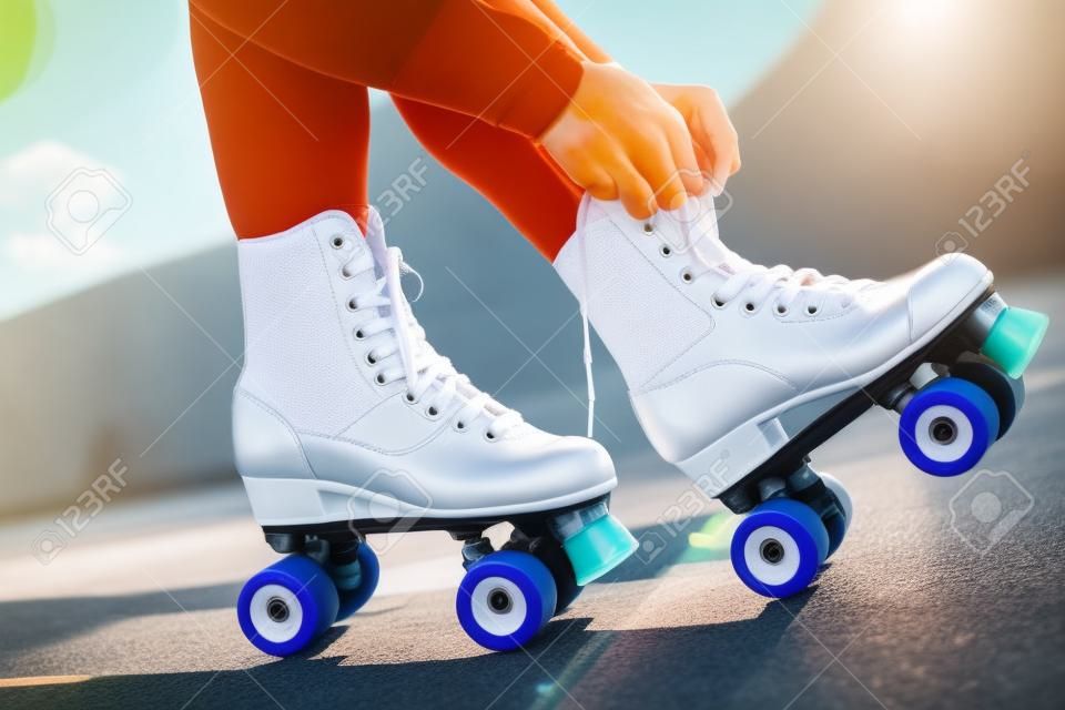 Close-up Di gambe indossando Roller Skating Scarpa, Ambientazione esterna