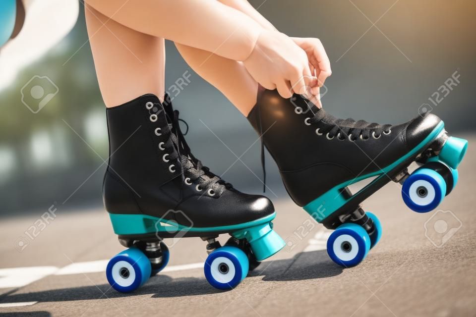 야외 롤러 스케이트 신발을 착용 다리의 근접 촬영