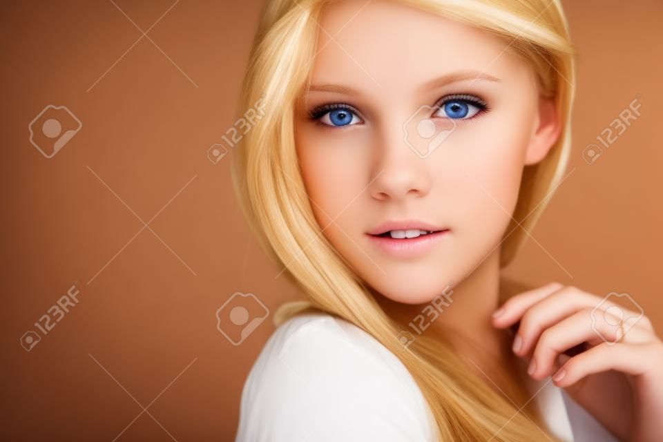 zeer mooi blond tiener meisje met lang haar