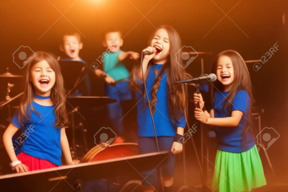 enfants heureux chantant et jouant de la musique