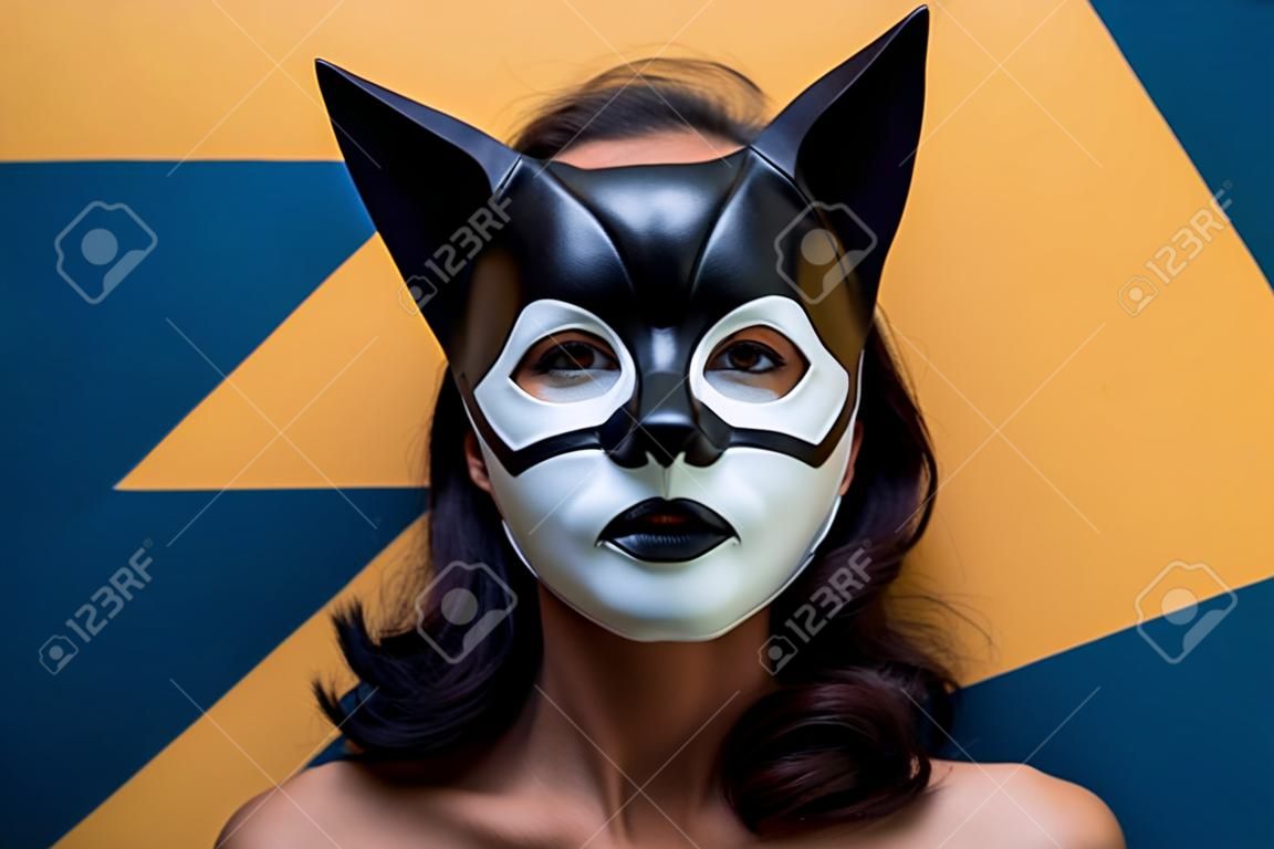 Una donna che indossa una maschera da gatto bianca e nera