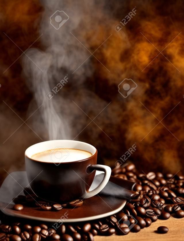 uma xícara de café quente e vapor