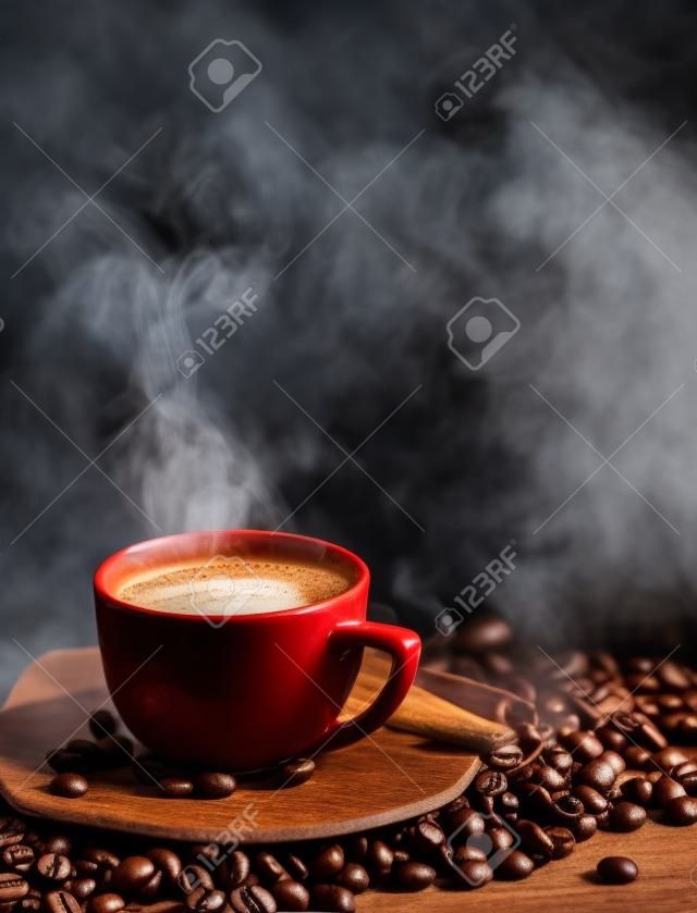 uma xícara de café quente e vapor