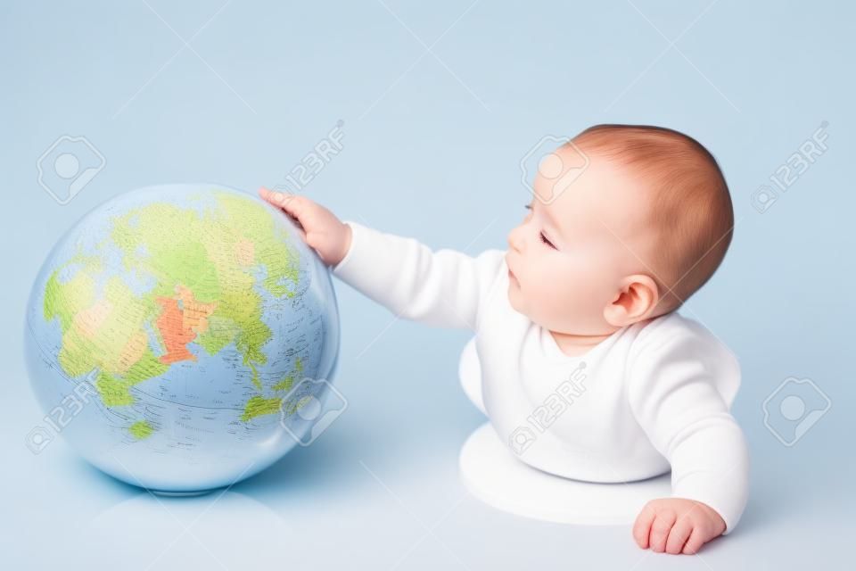 Bébé mignon touche globe isolé sur blanc