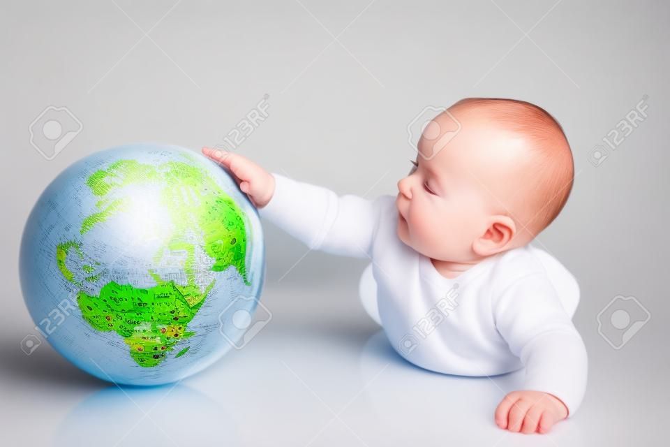 Bébé mignon touche globe isolé sur blanc