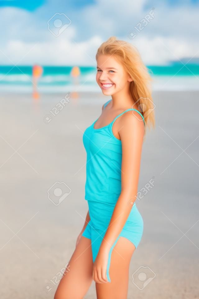 Портрет счастливый мило подростков девушка на пляже