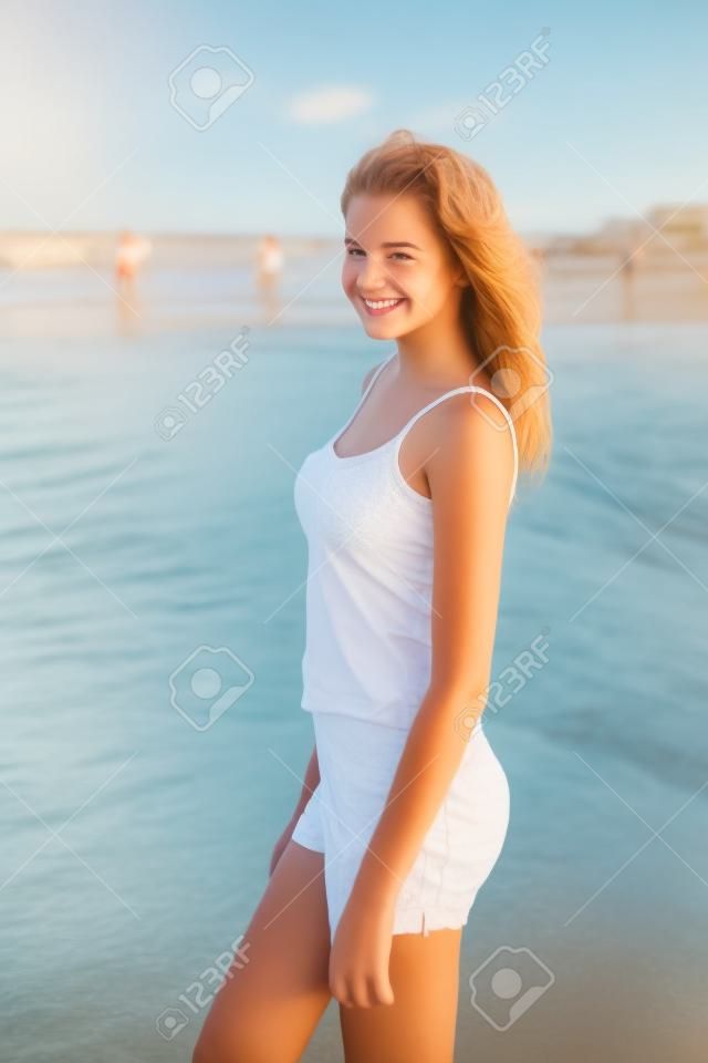 Портрет счастливый мило подростков девушка на пляже