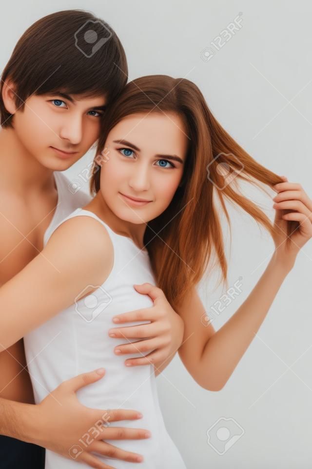 Porträt einer umarmen junge Paar. Isoliert auf weißem