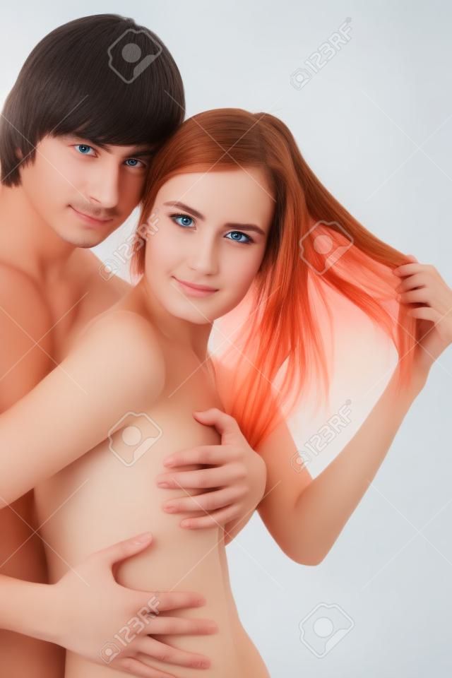 Porträt einer umarmen junge Paar. Isoliert auf weißem