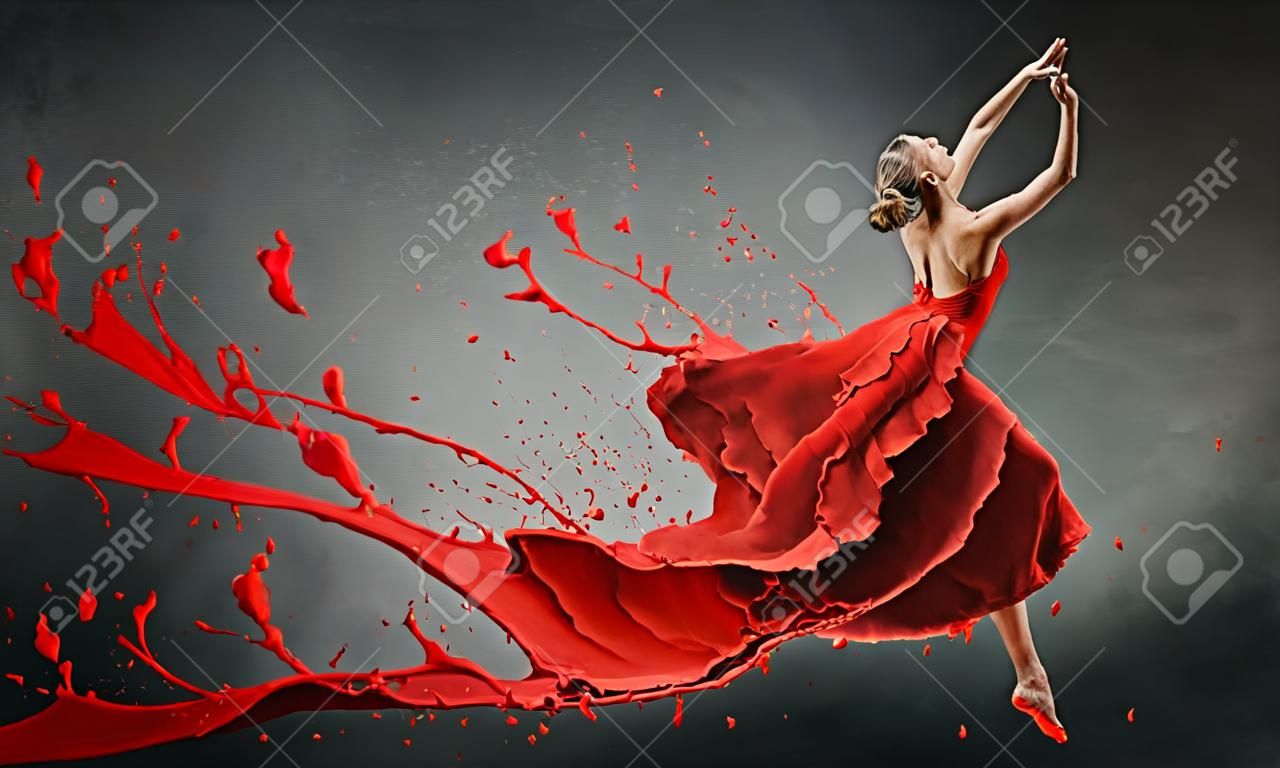 Passionné danseuse en robe rouge et spalshes rouges