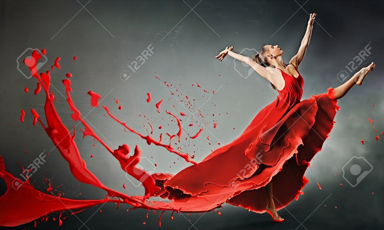 Kırmızı elbiseli ve kırmızı spalshes tutkulu kadın dansçı