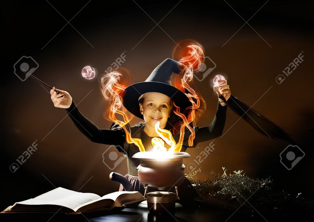 Mały Halloween czarownica czytanie wyczarować z magicznej książki powyżej puli