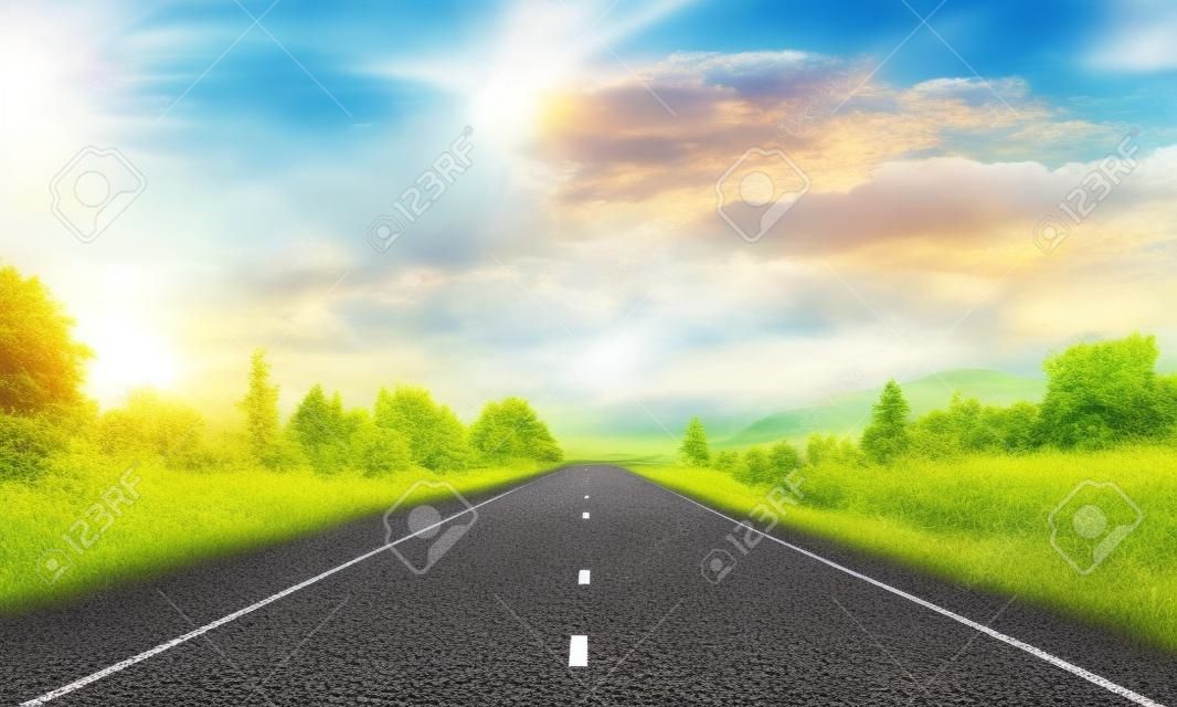 Paisagem natural do verão com estrada do asfalto ao horizonte