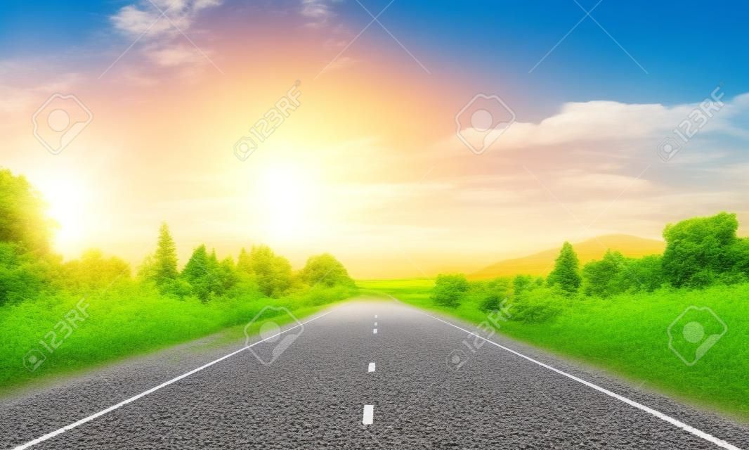 Paisagem natural do verão com estrada do asfalto ao horizonte