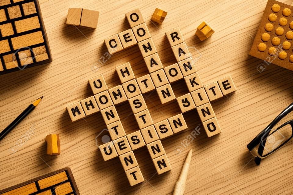 mots de marketing d & # 39 ; affaires recueillies dans des mots croisés avec des cubes en bois