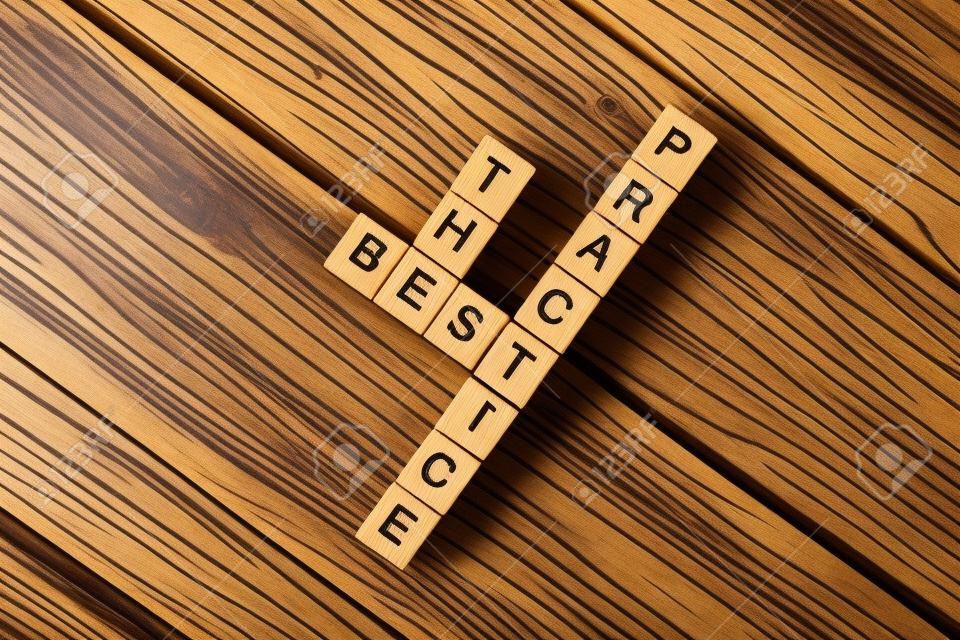 Worte der Business-Marketing gesammelt in Kreuzworträtsel mit Holzwürfeln