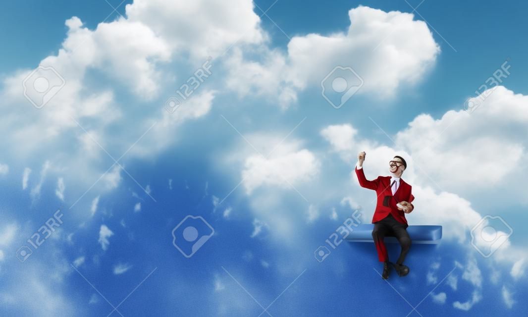 Zabawny mężczyzna w czerwonych okularach i garniturze siedzi na książce w błękitne niebo