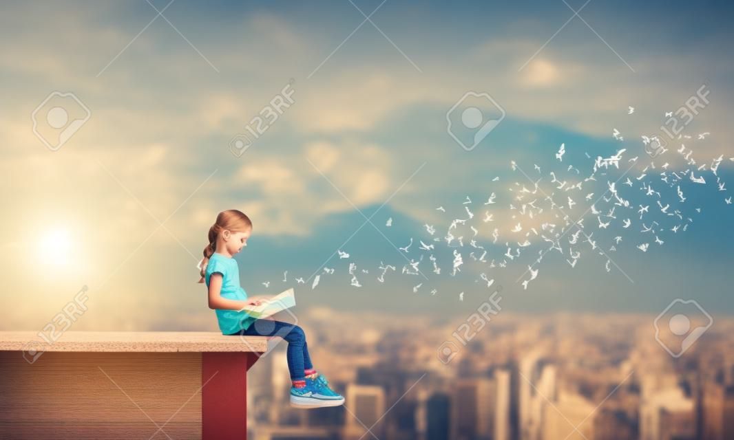 Słodka dziewczynka siedzi na dachu budynku, czyta książkę i litery latają w powietrzu