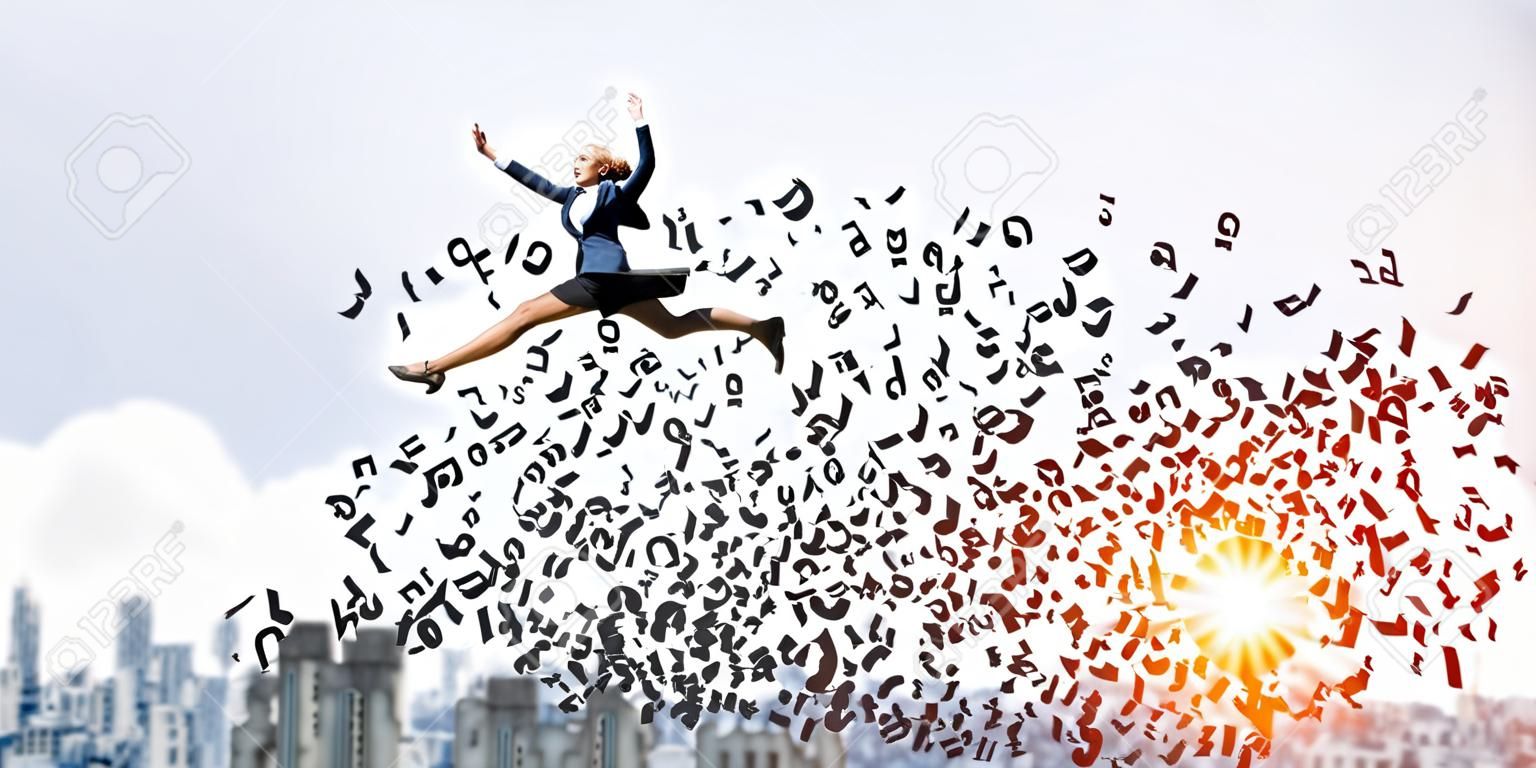 Geschäftsfrau, die mit fliegenden Buchstaben in einer Betonbrücke über die Lücke springt, als Symbol für die Bewältigung von Herausforderungen. Stadtbild mit Sonnenlicht im Hintergrund. 3D-Rendering.