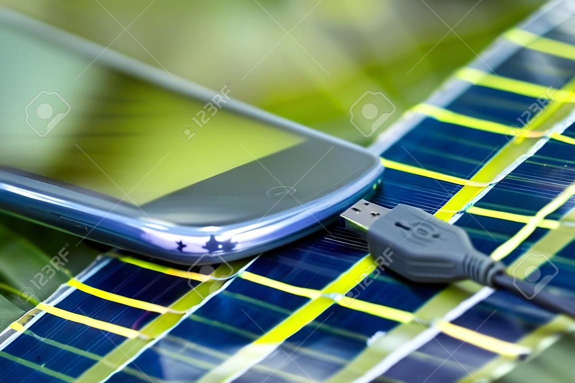 Solar-Handy-Ladegeräte auf dem Rasen in der Natur