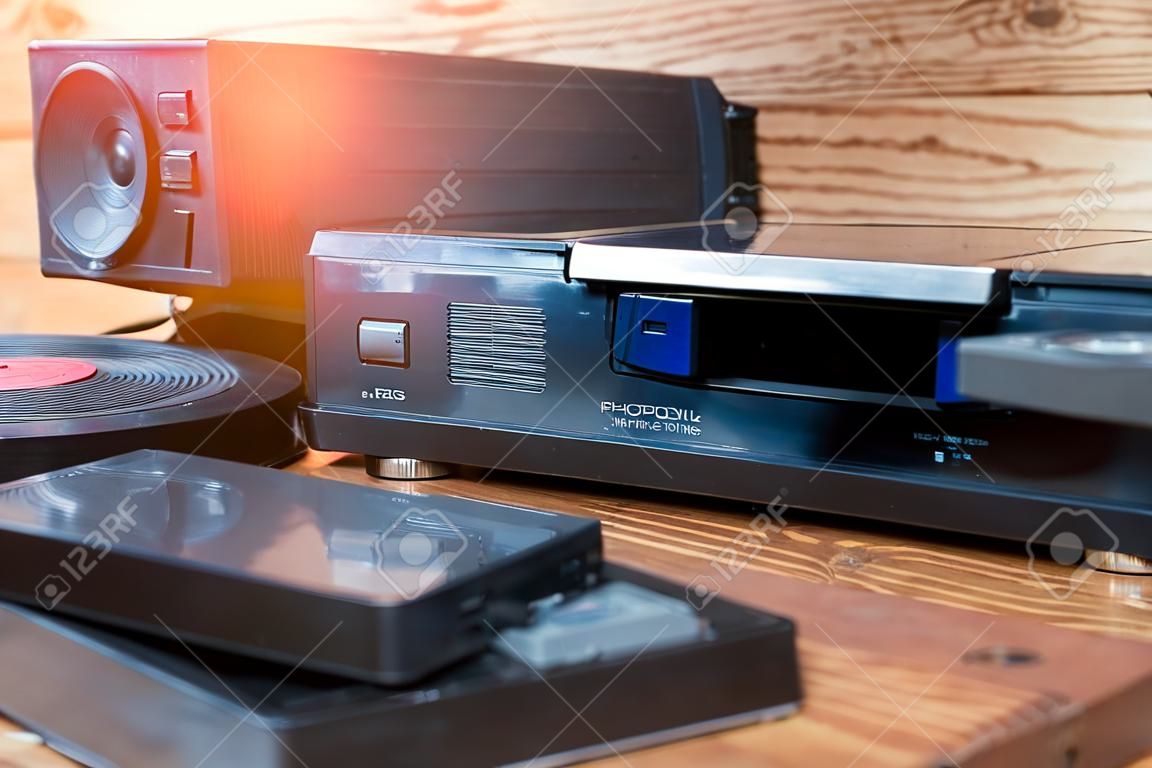 L'équipement pour la lecture des cassettes VHS sur une table en bois.