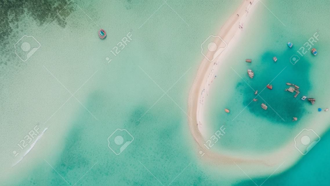 Vue aérienne ou vue de dessus de la belle plage courbe avec voyageur relaxant avec la mer émeraude à l'île de Koh Lipe à Satun, Thaïlande. Espace pour le texte. - Image