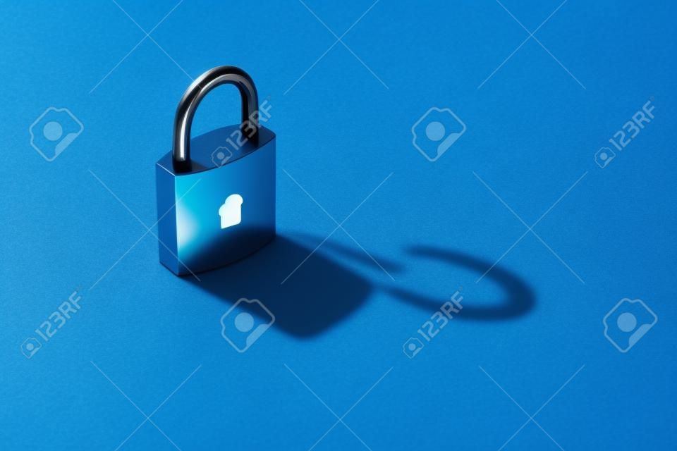 Il concetto di informazioni private disponibili, hacking. Lucchetto chiuso su sfondo blu con l'ombra di un lucchetto aperto