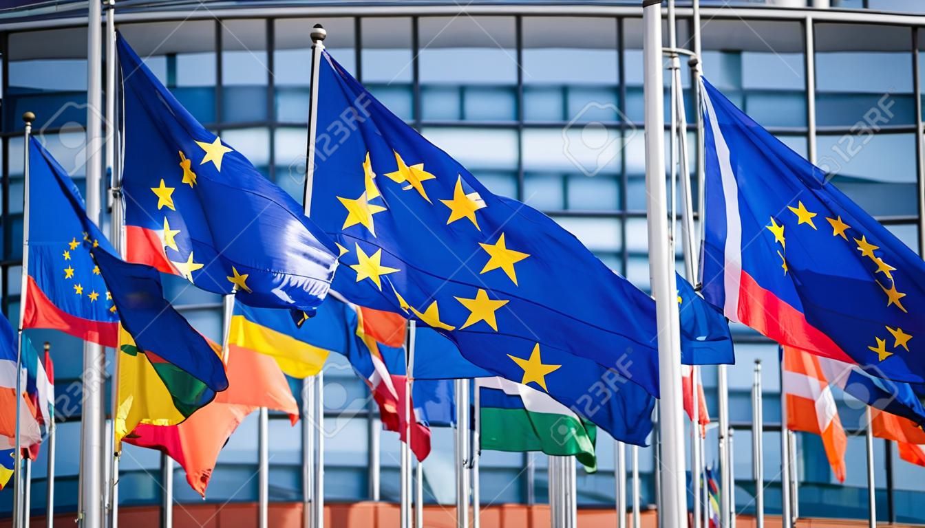 Bandeiras de todos os Estados-Membros da União Europeia acenando em vento calmo em frente à sede do Parlamento no dia das eleições para o Parlamento Europeu de 2019.