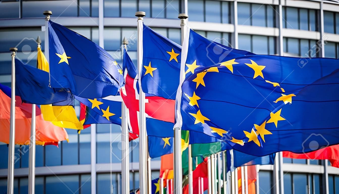 Bandeiras de todos os Estados-Membros da União Europeia acenando em vento calmo em frente à sede do Parlamento no dia das eleições para o Parlamento Europeu de 2019.