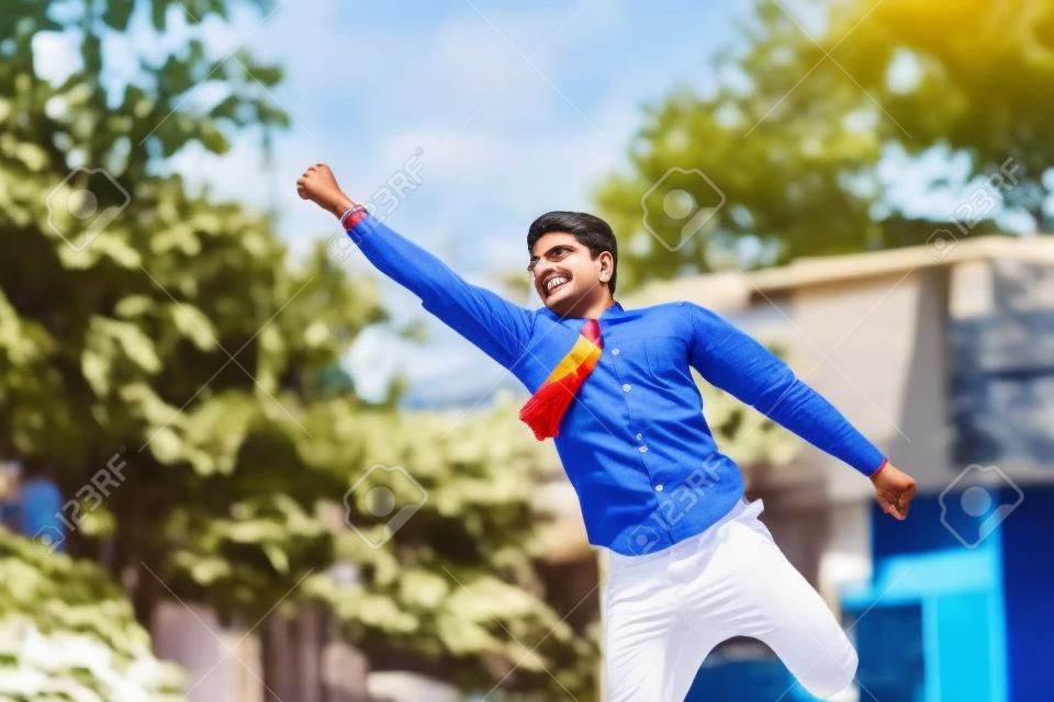 Estudante indiano alcançando sucesso, saltando no ar