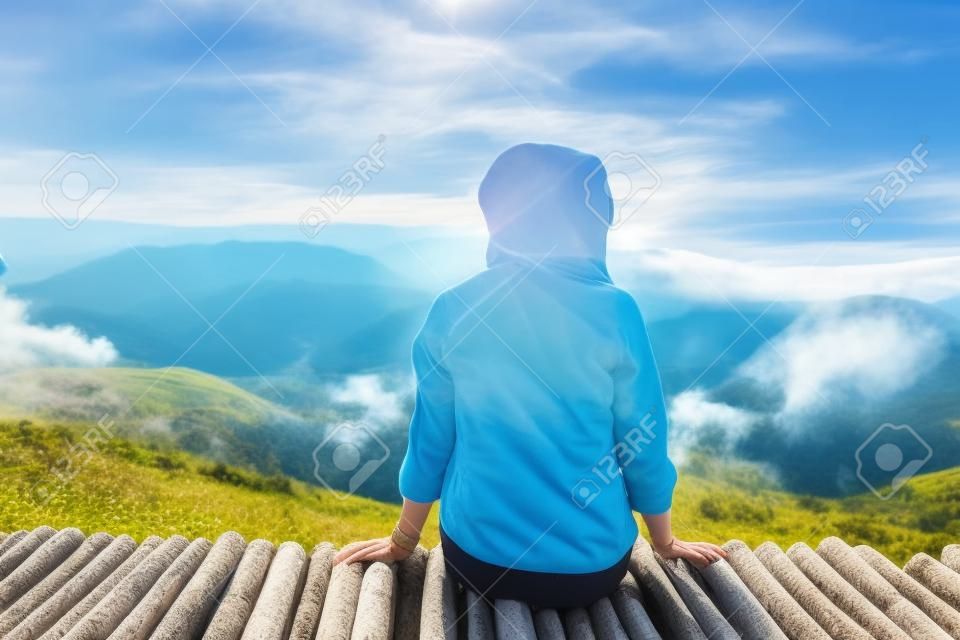 Frau atme das gute Wetter auf dem Bergblick, Frau Entspannen Sie sich auf der Spitze des Hügels.