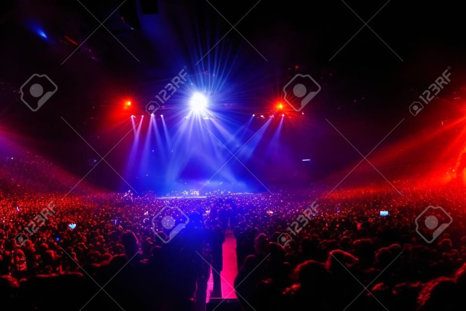 Big Live Music Concert und mit Crowd and Lights