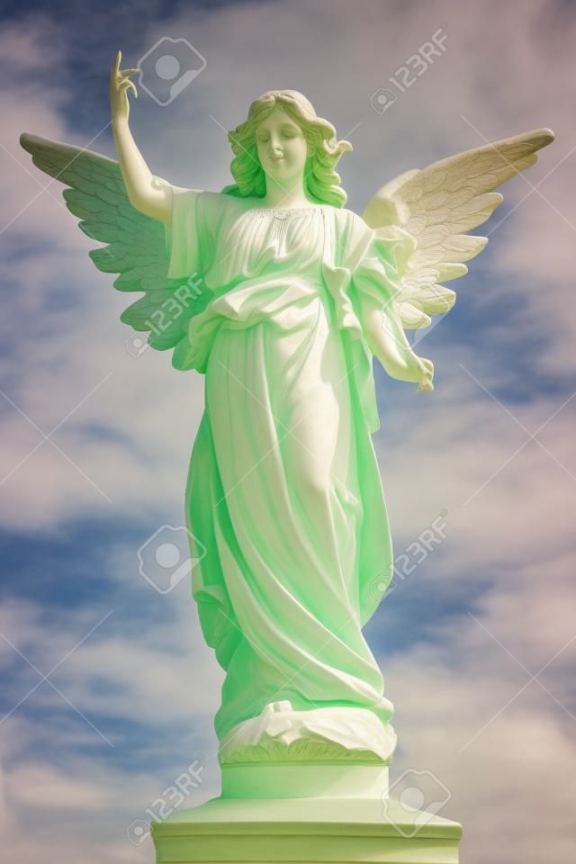 Estátua de anjo em um pedestal