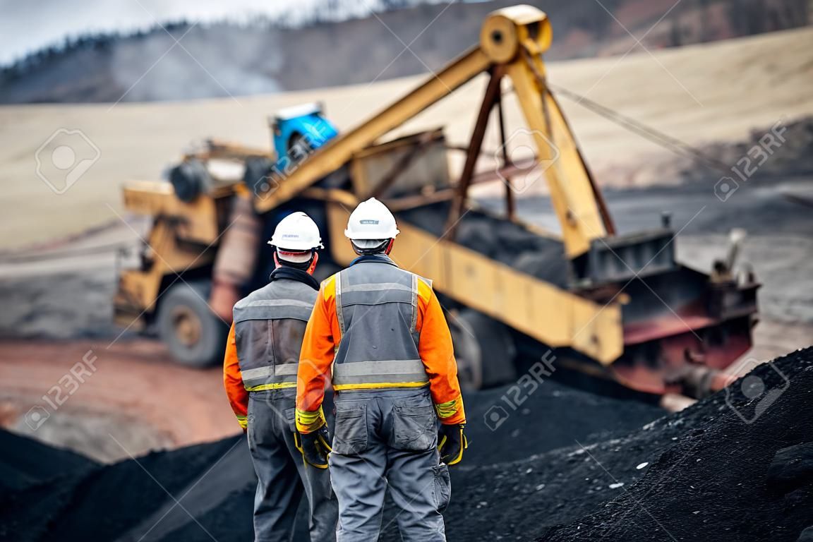 Lavoratori di miniera di carbone in un pozzo elettrico