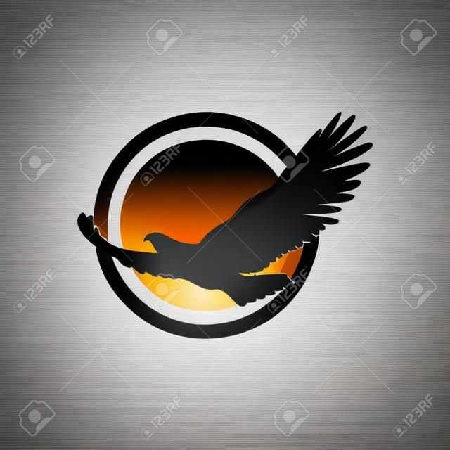 Eenvoudige en unieke vliegende vogel of adelaar met maan of zon achter beeld grafisch pictogram logo ontwerp abstract concept vector voorraad. Kan worden gebruikt als symbool met betrekking tot dier of vrijheid