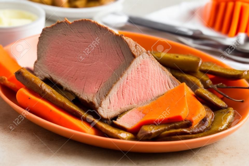 roast beef tondo con carote e purè di patate