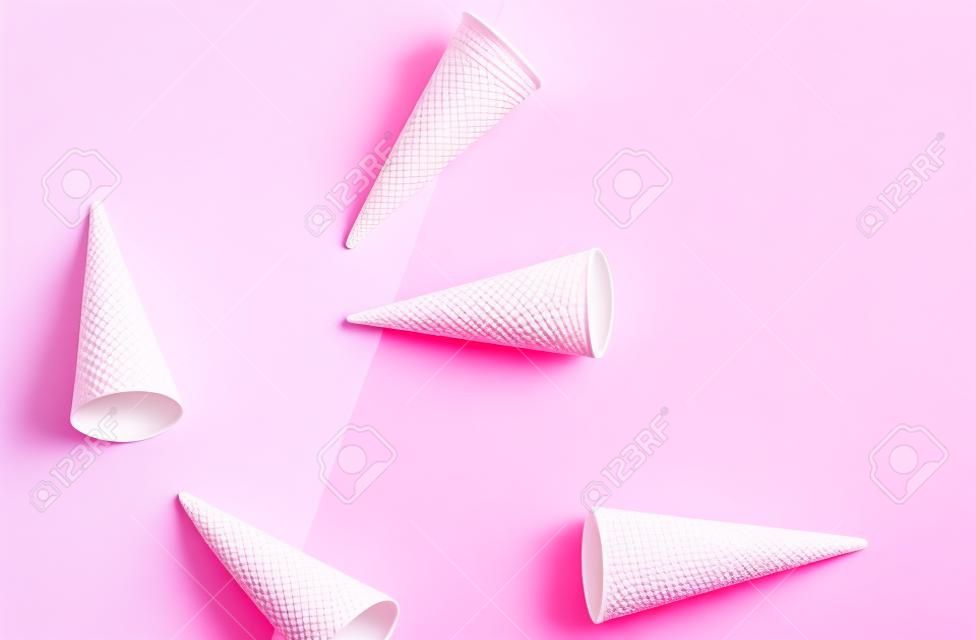 Emty Ice cream cones padrão no fundo rosa. Vista superior. Vários cones de sorvete wafer designe
