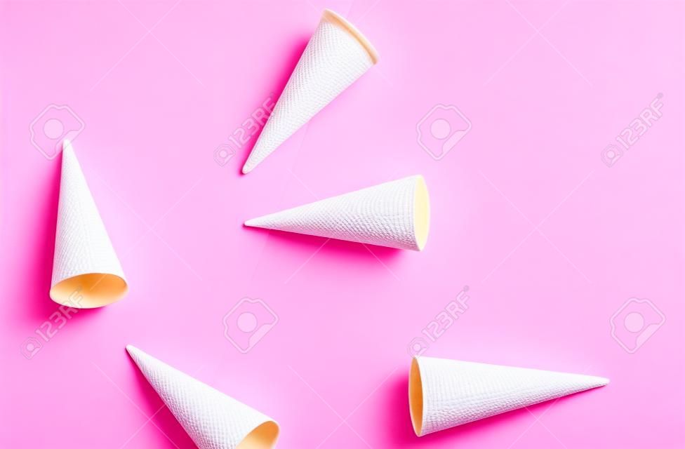 Emty Ice cream cones padrão no fundo rosa. Vista superior. Vários cones de sorvete wafer designe
