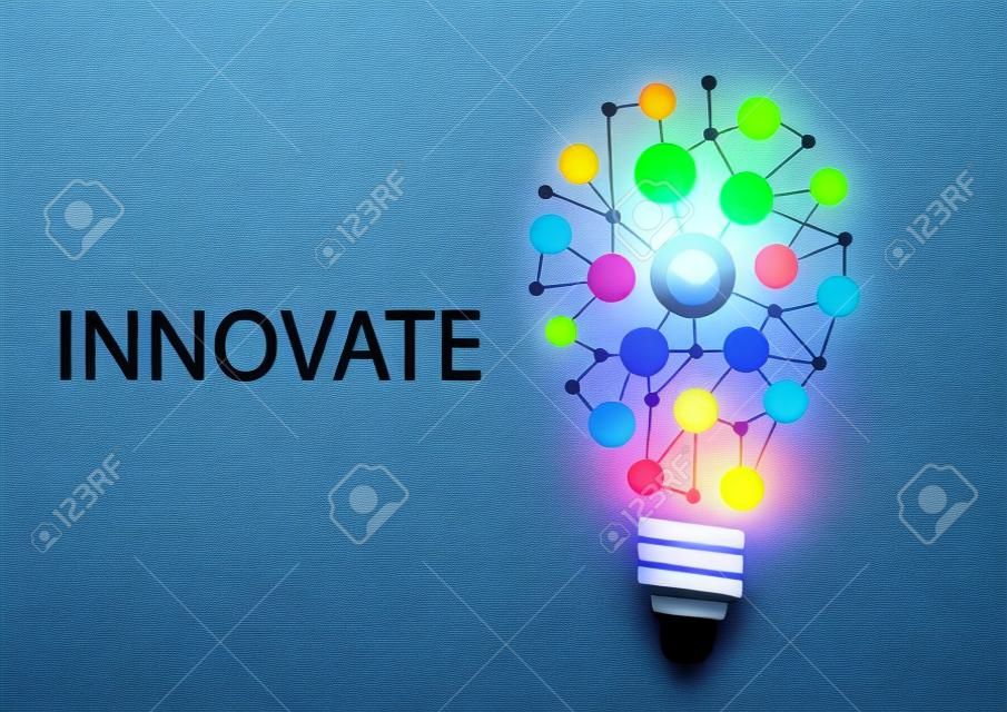 Innovate Business-Konzept Hintergrund. Glühbirne mit Macht auf die Schaltfläche als Symbol für Innovation