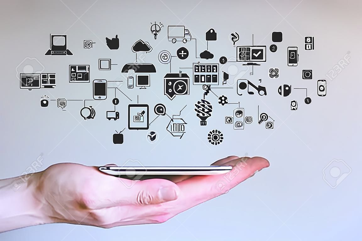 Globale mobile Geräte und das Internet der Dinge Konzept. Hand hält modernen Smartphone oder Tablet mit einem neutralen Hintergrund.