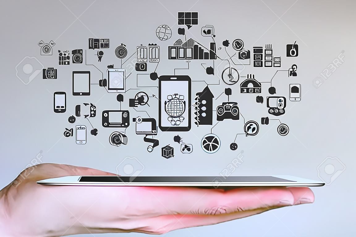 Mondiale mobiele apparaten en het concept Internet of Things. Handvast met moderne smartphone of tablet met een neutrale achtergrond.