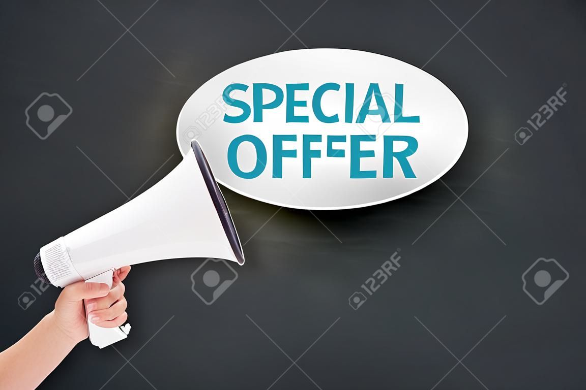 Main tenant un mégaphone contre un tableau noir avec une offre spéciale de grande vente, concept marketing d'annonce