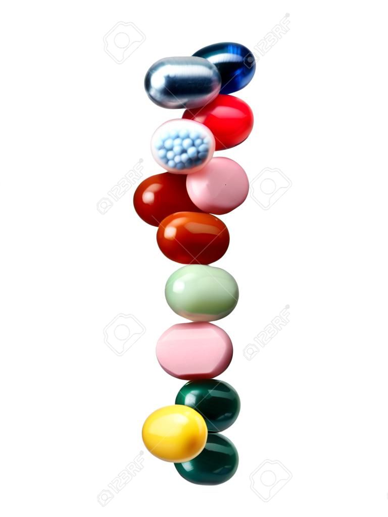 Pilha de pílulas e cápsulas isoladas no fundo branco