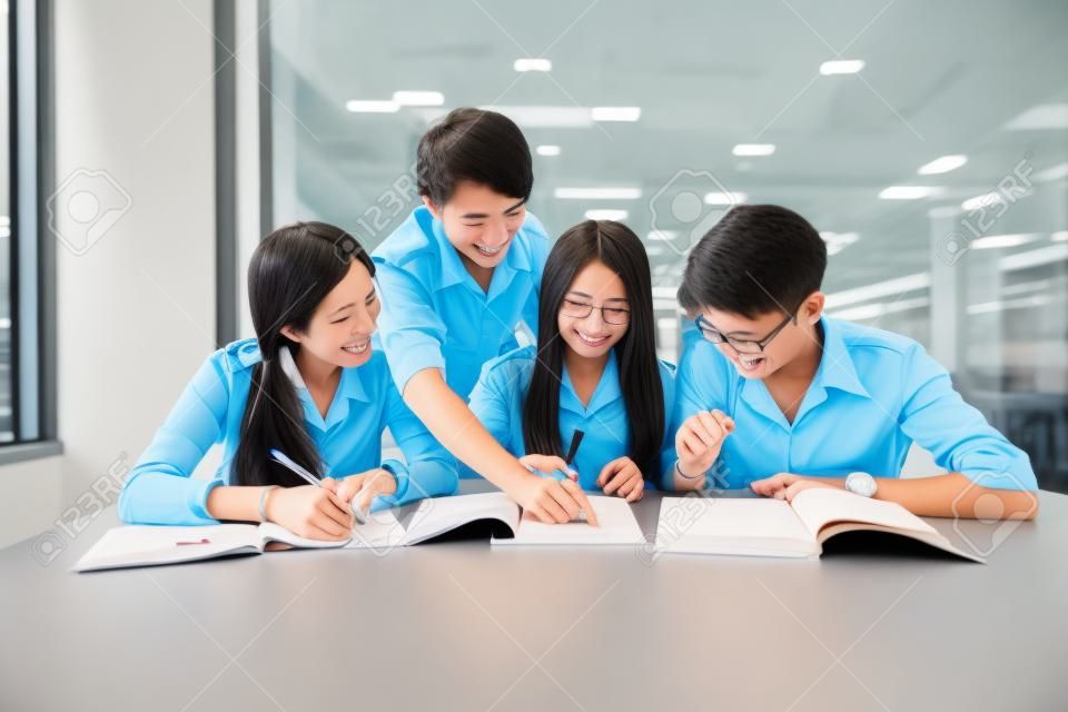 교실에서 함께 공부하는 제복을 입은 아시아 학생의 그룹