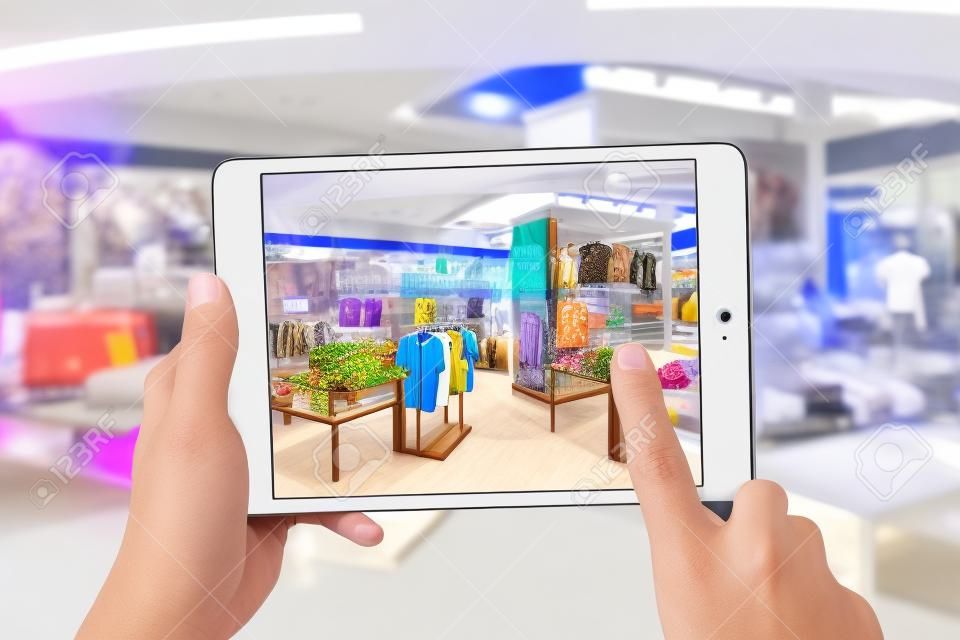 Augmented reality concetto di marketing. Mano che tiene tavoletta digitale applicazione AR uso smart phone per controllare speciale prezzo di vendita nel centro commerciale negozio di moda al dettaglio